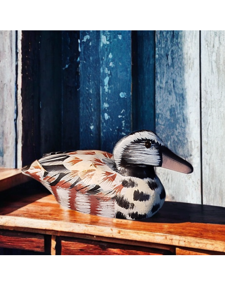 Petit canard sculpté en bois peint