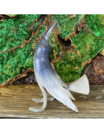 Oiseau tête levée en corne de bovin