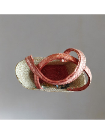 Panier en osier avec décor cygnes en raphia