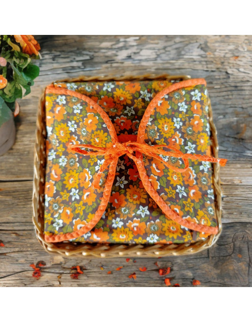 Panier à couture en osier et tissu fleurs tons orange Panier à couture en osier et tissu fleurs tons orange