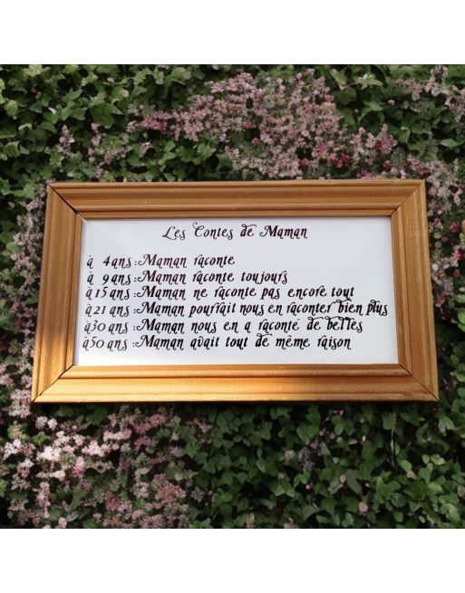 Poésie "Les contes de Maman" sur carrelage dans un cadre en bois clair Poésie "Les contes de Maman" sur carrelage dans un cadre en bois clair