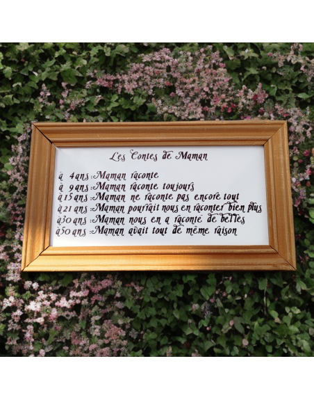 Poésie "Les contes de Maman" sur carrelage dans un cadre en bois clair