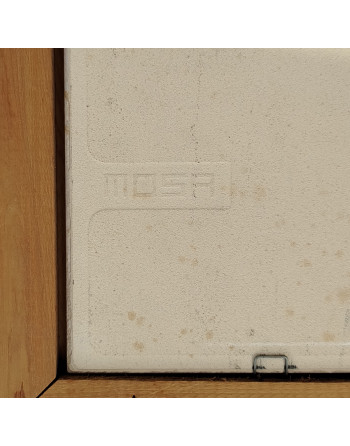 Poésie "Les contes de Maman" sur carrelage dans un cadre en bois clair
