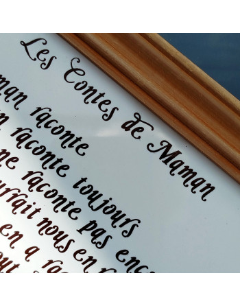 Poésie "Les contes de Maman" sur carrelage dans un cadre en bois clair
