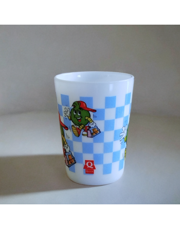 Verre Quick avec la mascotte Booly, fond damier bleu et blanc