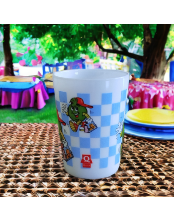 Verre Quick avec la mascotte Booly, fond damier bleu et blanc