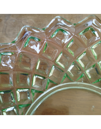 Plat vert transparent aux motifs losanges