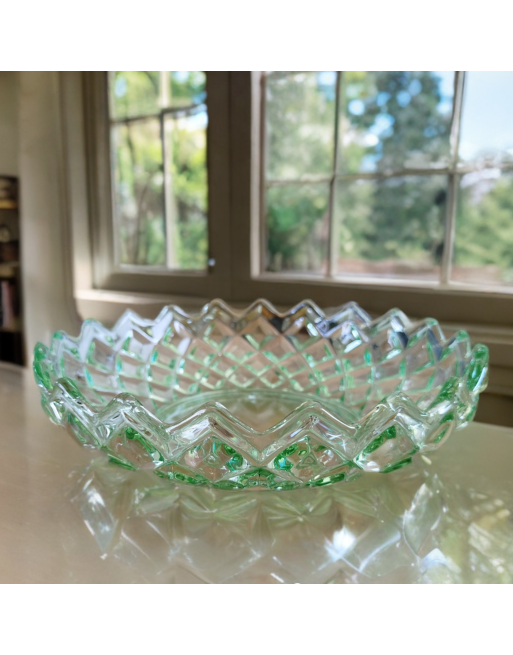 Plat vert transparent aux motifs losanges Plat vert transparent aux motifs losanges