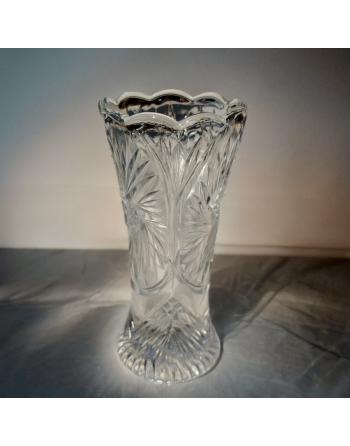 Petit vase en cristal taillé aux motifs géométriques
