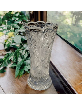 Petit vase en cristal taillé aux motifs géométriques