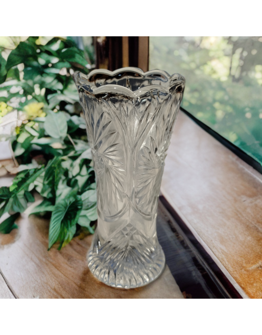 Petit vase en cristal taillé aux motifs géométriques Petit vase en cristal taillé aux motifs géométriques