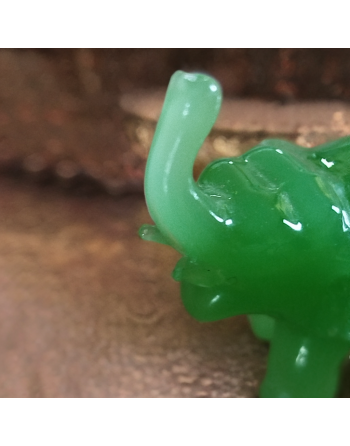 Petit éléphant en jade verte