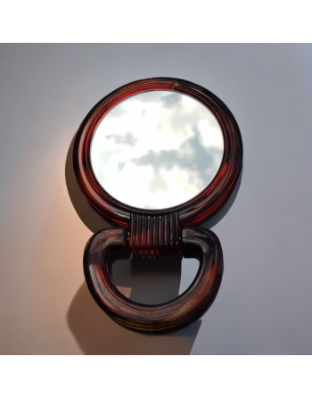 Miroir de poche double face, poignée en bakélite.