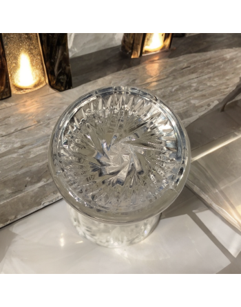 Petit vase en cristal taillé aux motifs géométriques