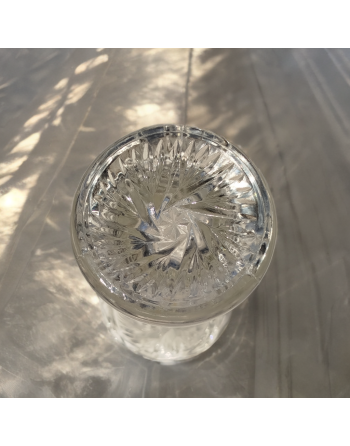 Petit vase en cristal taillé aux motifs géométriques