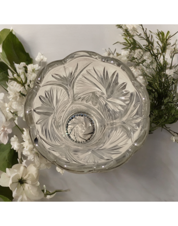 Petit vase en cristal taillé aux motifs géométriques