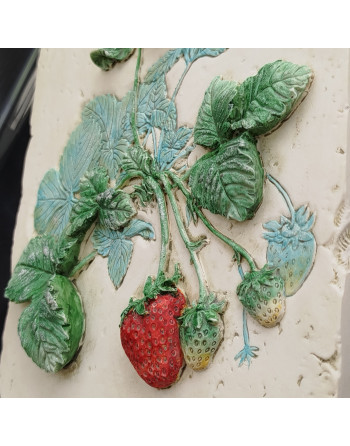 Plaque à suspendre en céramique, décor fraisier en relief