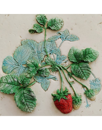 Plaque à suspendre en céramique, décor fraisier en relief