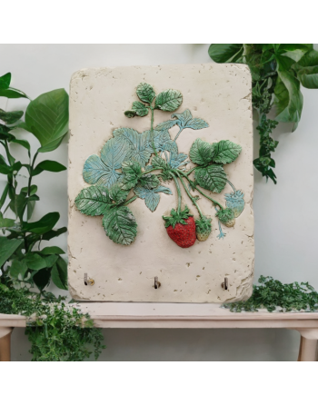 Plaque à suspendre en céramique, décor fraisier en relief