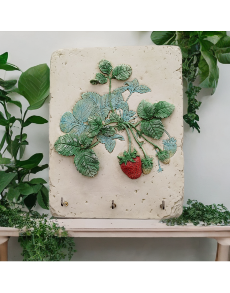 Plaque à suspendre en céramique, décor fraisier en relief