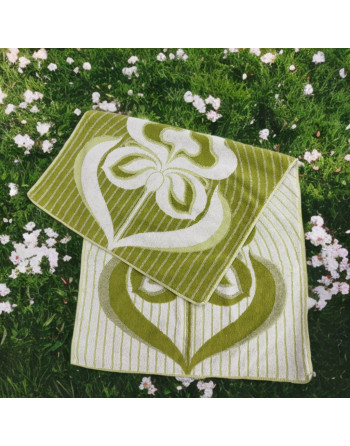 Serviette de bain verte et blanche, décor de fleurs stylisées - De Witte