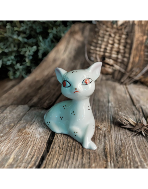 Faon en porcelaine, grands yeux rouges, décor points dorés
