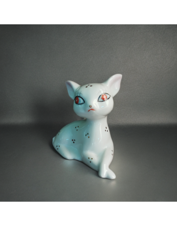 Faon en porcelaine, grands yeux rouges, décor points dorés