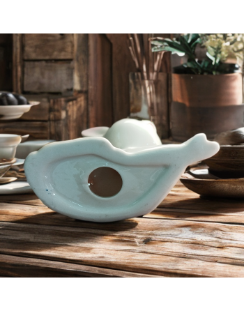 Faon en porcelaine, grands yeux rouges, décor points dorés