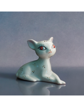 Faon en porcelaine, grands yeux rouges, décor points dorés