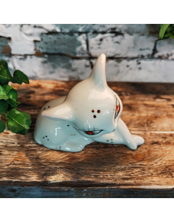 Faon en porcelaine, grands yeux rouges, décor points dorés