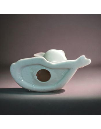 Faon en porcelaine, grands yeux rouges, décor points dorés