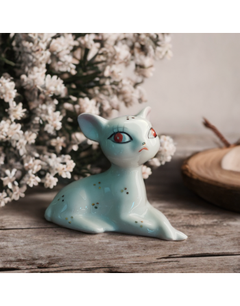 Faon en porcelaine, grands yeux rouges, décor points dorés