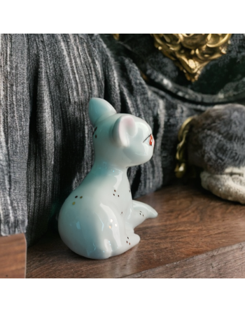 Faon en porcelaine, grands yeux rouges, décor points dorés