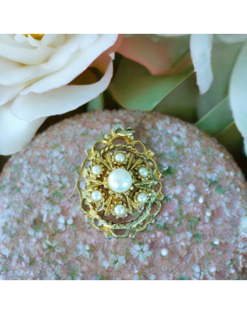 Pendentif en métal doré ajouré et perles de synthèse
