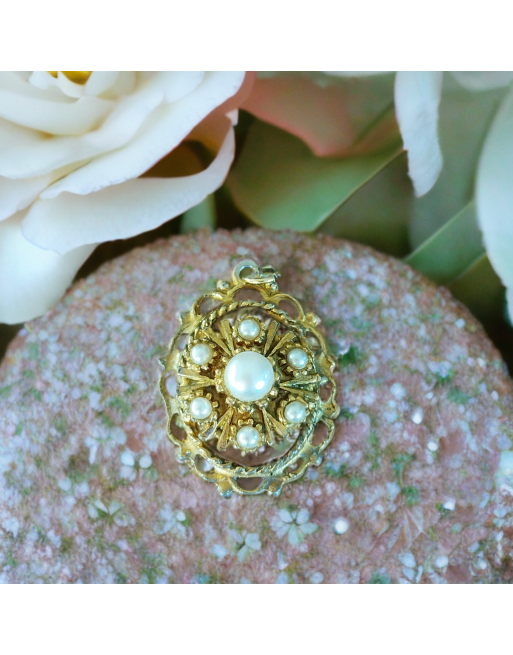 Pendentif en métal doré ajouré et perles de synthèse