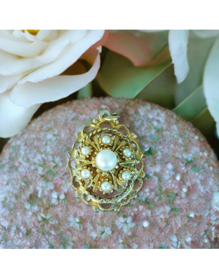 Pendentif en métal doré ajouré et perles de synthèse