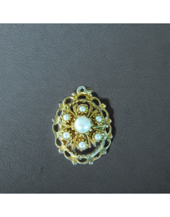 Pendentif en métal doré ajouré et perles de synthèse