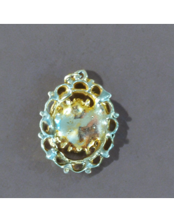 Pendentif en métal doré ajouré et perles de synthèse