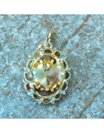 Pendentif en métal doré ajouré et perles de synthèse