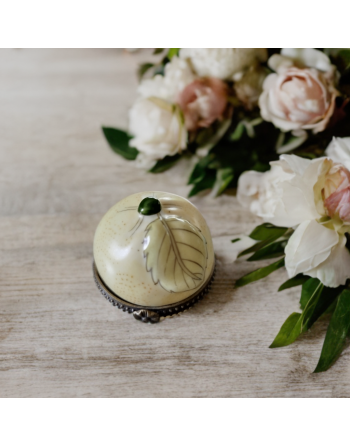 Petite boîte à pilules en porcelaine en forme de citron vert, bordure en laiton