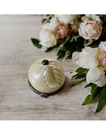 Petite boîte à pilules en porcelaine en forme de citron vert, bordure en laiton