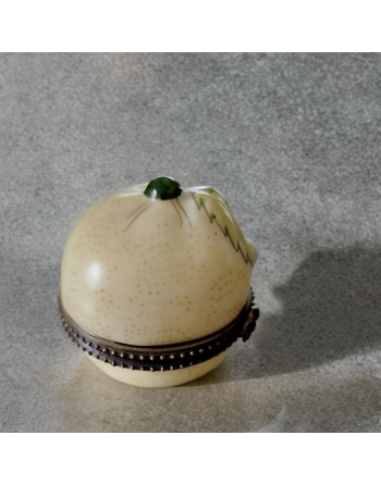 Petite boîte à pilules en porcelaine en forme de citron vert, bordure en laiton