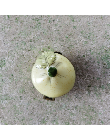 Petite boîte à pilules en porcelaine en forme de citron vert, bordure en laiton