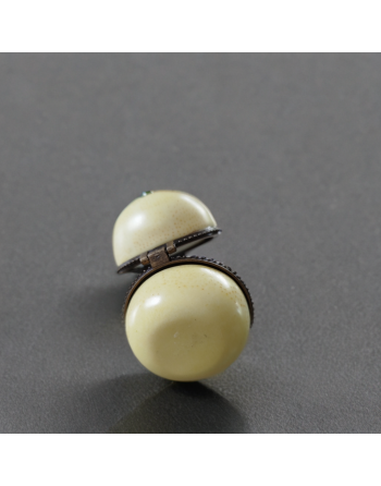 Petite boîte à pilules en porcelaine en forme de citron vert, bordure en laiton