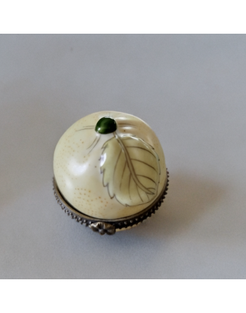 Petite boîte à pilules en porcelaine en forme de citron vert, bordure en laiton