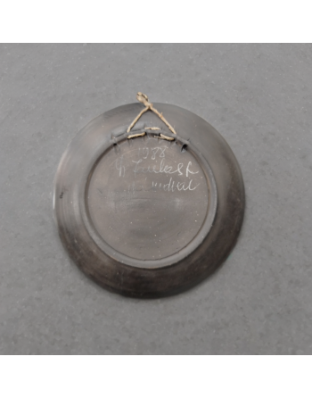 Assiette en céramique noire de Nádudvar signée Lajos Fazekas, 1988