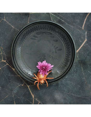 Assiette en céramique noire de Nádudvar signée Lajos Fazekas, 1988