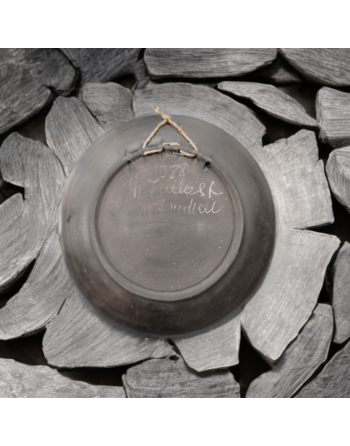 Assiette en céramique noire de Nádudvar signée Lajos Fazekas, 1988