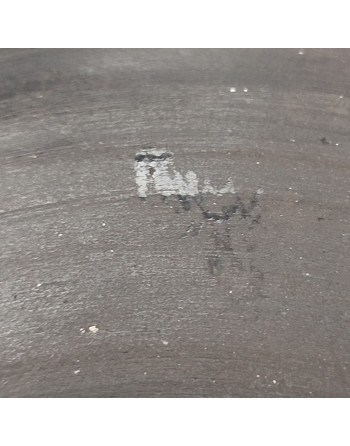 Assiette en céramique noire de Nádudvar signée Lajos Fazekas, 1988