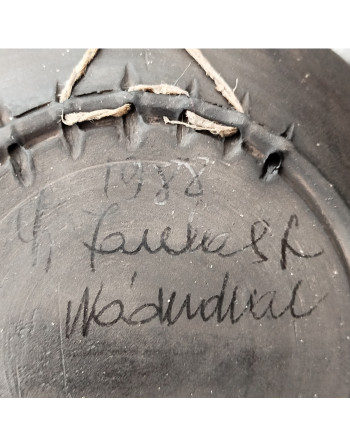 Assiette en céramique noire de Nádudvar signée Lajos Fazekas, 1988